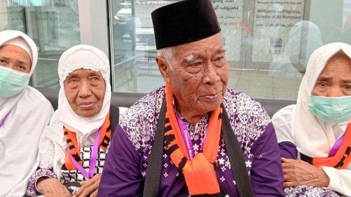 Millang Pasaraii diapit kerabarnya yang juga sudah lansia di Paviliun Terminal Hajj Bandara AMAA Madinah Arab Saudi, Senin (13/5/2024).