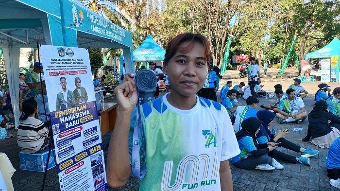 FUN RUN UMI - Laode Syafruddin dan Fisnawati berhasil meraih juara pertama dalam ajang Fun Run Universitas Muslim Indonesia (UMI), saat ditemui di halaman Auditorium Al-Jibra UMI. Minggu (15/6/2025). Keduanya mendapat hadiah uang sebesar Rp2,5 Juta.