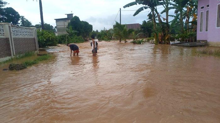 BANJIR LUWU - Banjir merendam Kecamatan Larompong, Kabupaten Luwu, Sulawesi Selatan, Sabtu (10/5/2025). Banjir terjadi setelah hujan berjam-jam melanda dimulai pukul 12.00 Wita siang.
