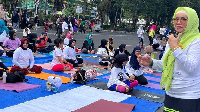 Ketua Rumah Yoga Sulawesi Liestiaty Fachruddin Nurdin Abdullah saat kampanye bahaya limbah plastik bagi kesehatan dan lingkungan sekitar, di Jl Jend Sudirman, Makassar, Minggu (25/6/2023). Lies NA hadir sebagai pemateri pada event Yoga International Day dan UMKM Festival