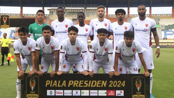 Line up PSM Makassar saat melawan Persis Solo di Grup A Piala Presiden 2024 di Stadion Si Jalak Harupat, Kabupaten Bandung, Jawa Barat, Senin (22/8/2024). PSM Makassar akan bertemu lagi dengan Persis Solo di laga perdana Liga 1 2024/2025 di Stadion Batakan, Balikpapan, Kalimantan Timur, Sabtu (10/8/2024).