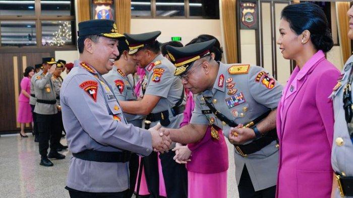 Kapolri Jenderal Listyo Sigit Prabowo bersalaman Jhonny Edison Isir setelah pelantikan di Gedung Rupatama, Mabes Polri, Jakarta, Kamis (14/12/2023) hari ini.