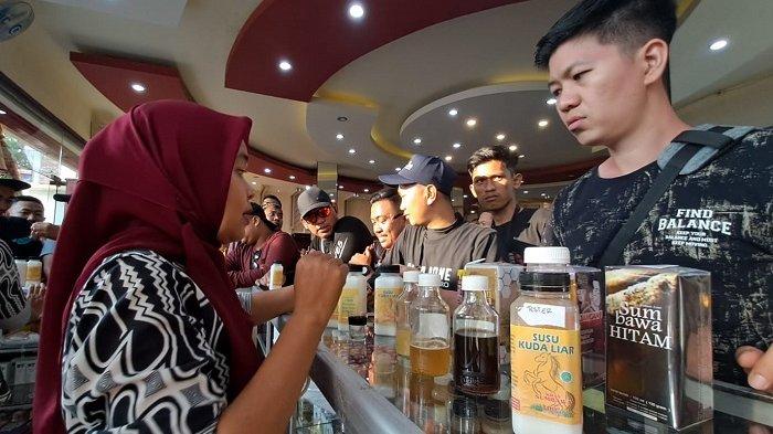 Karyawan toko pusat ole-ole Lombok menjelaskan khasiat susu kuda liar dan madu Sumbawa kepada rombongan nobar MotoGP Mandalika 2023 Yamaha SJAM, Sabtu (14/10/2023).