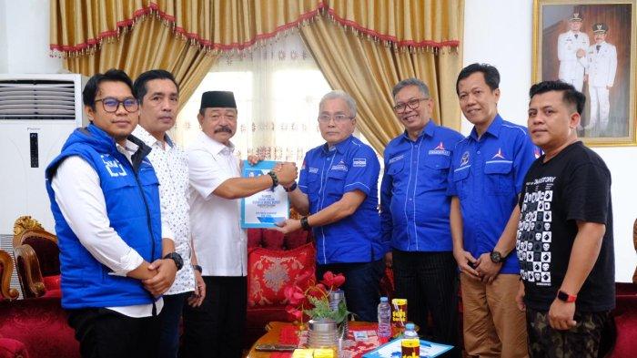 Ketua Tim 5 Desk Pilkada Gowa Partai Demokrat, Andi Lukman Naba beserta jajarannya menyerahkan formulir pendaftaran bacalon bupati untuk Pilkada 2024 ke Abd Rauf Malaganni atau Karaeng Kio, di Rumah Jabatan Wakil Bupati Gowa, Rabu (8/5/2024)
