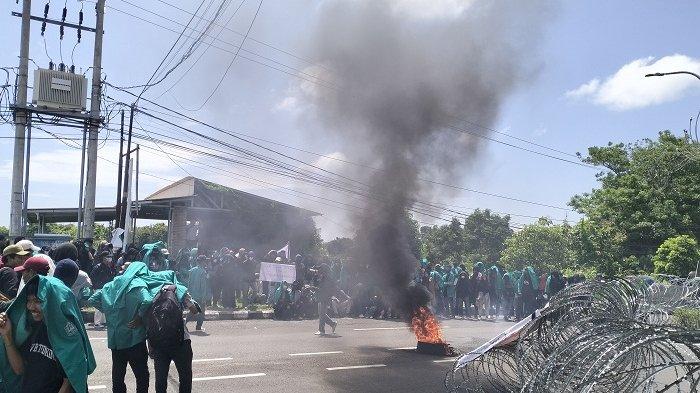 Aksi Protes Berujung Pembakaran Ban: Ratusan Mahasiswa Geruduk Mapolres Jember, Tuntut Keadilan atas Kematian Pengemudi Ojol