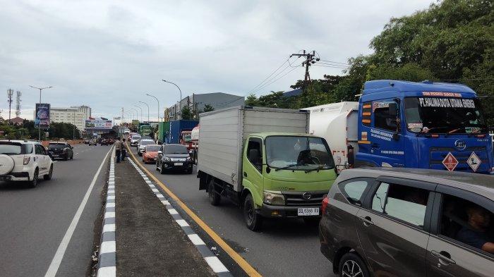 MACET MAKASSAR - Deretan truk tertahan di ujung tol layang Jl AP Pettarani terjebak macet, Jumat (21/2/2025). Macet panjang ini terjadi akibat demo ratusan mahasiswa depan kampus UNM, Jl AP Pettarani, Makassar.
