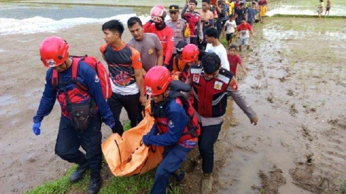 MAHASISWA TENGGELAM - Marsanda, mahasiswi Fakultas Pertanian Universitas Hasanuddin yang terseret arus Sungai Sapanna, Desa Bonto Matinggi, Kecamatan Tompobulu, Kabupaten Maros, Sulawesi Selatan, berhasil ditemukan tim sar gabungan, Selasa (13/5/2025). Kapolsek Tompobulu, AKP Makmur mengatakan korban ditemukan pukul 17.00 Wita.