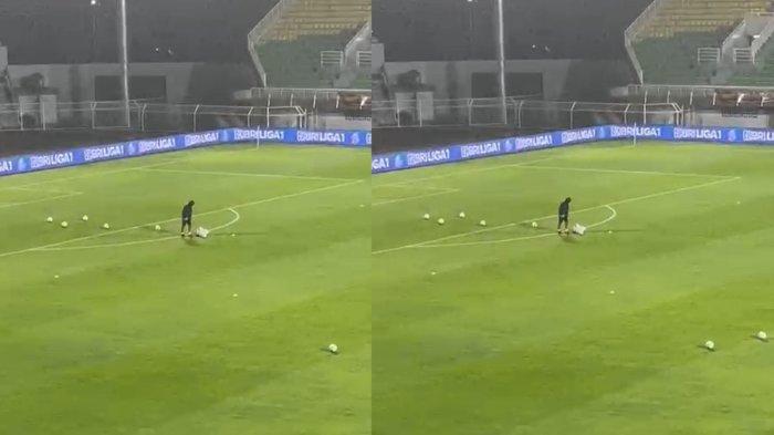 MARKAS PSM - Asisten Pelatih PSM Makassar, Ahmad Amiruddin mengetes aliran bola lapangan Stadion BJ Habibie, Parepare, Jumat (7/3/2025) malam. Lapangan Stadion BJ Habibie tak tergenang air meski diguyur hujan.