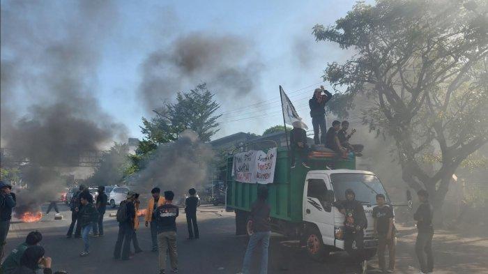 MAY DAY - Mahasiswa UNM blokade Jl AP Pettarani Makassar dalam aksi hari Buruh atau May Day, Kamis (1/5/2025) sore. Sejak Januari 2023 hingga awal 2025, tercatat lebih dari 1.320 pekerja di Sulsel mengalami kasus Pemutusan Hubungan Kerja (PHK). 