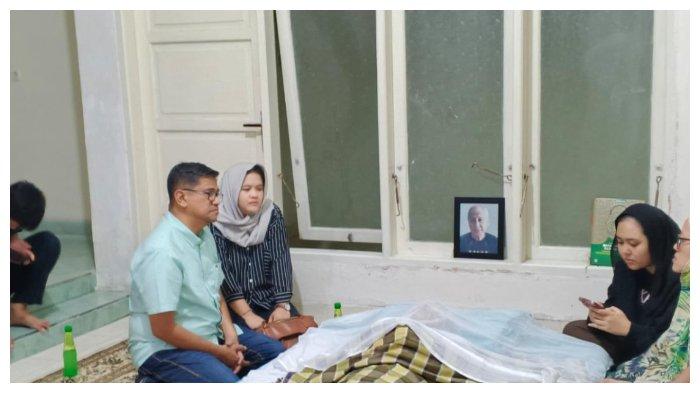 MELAYAT - Bos GMTD Eka Firman melayat jenazH Gafni Gaffar di rumah duka di Makassar,  Kamis (26/6/2925) siang. Datang juga melayat Wakil Wali Kota Makassar Aliyah Mustika, Danny Pomanto, dan legenda PSM Makassar Najib Latandang.