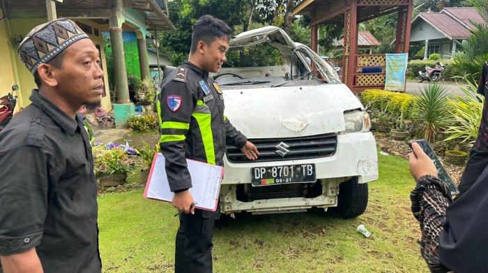 MOBIL TERJUN - Personel Sat Lantas Polres Sinjai, saat olah TKP lakalantas yang melibatkan mobil pengangkut 30 hewan kurban kambing di Sinjai Selatan, Sabtu (31/5/2025). Proses evakuasi mobil berlangsung 4 jam.