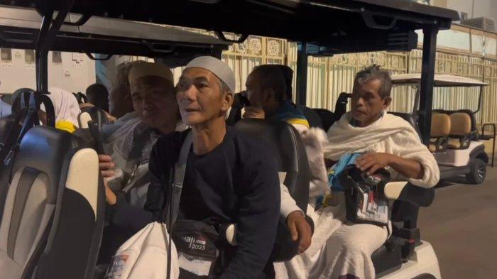 MOBILISASI JEMAAH – Petugas Haji Indonesia mendapat bantuan dua mobil golf dari delapan syarikah penyedia layanan haji, Sabtu (7/6/2025).