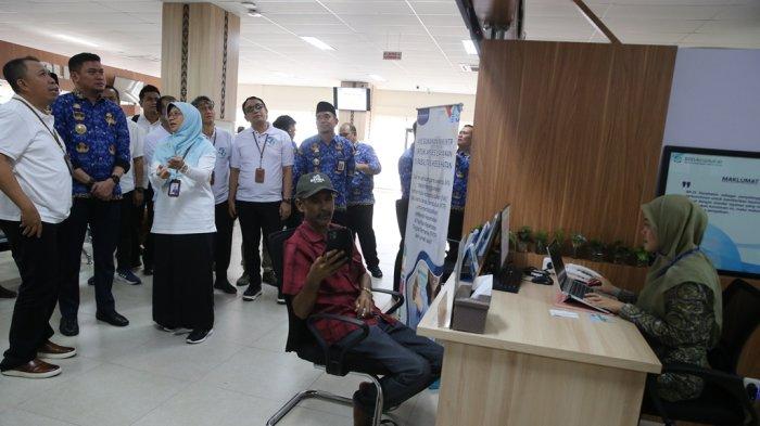 Direktur SDM dan Umum BPJS Kesehatan, Andi Afdal, bersama Bupati Gowa, Adnan Purichta Ichsan, meninjau langsung efektivitas layanan yang diberikan pada stand BPJS Kesehatan di Mal Pelayanan Publik (MPP) Gowa, Rabu (18/7).