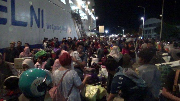 MUDIK 2025 - Kepadatan penumpang dari Kalimantan saat turun di Pelabuhan Nusantara, Selasa (18/3/2025) malam. Humas Kesyahbandaran dan Otoritas Pelabuhan (KSOP) Parepare, Eko Prayetno mengatakan, hari ini sebanyak tiga kapal yang membawa penumpang dari pulau Kalimantan.