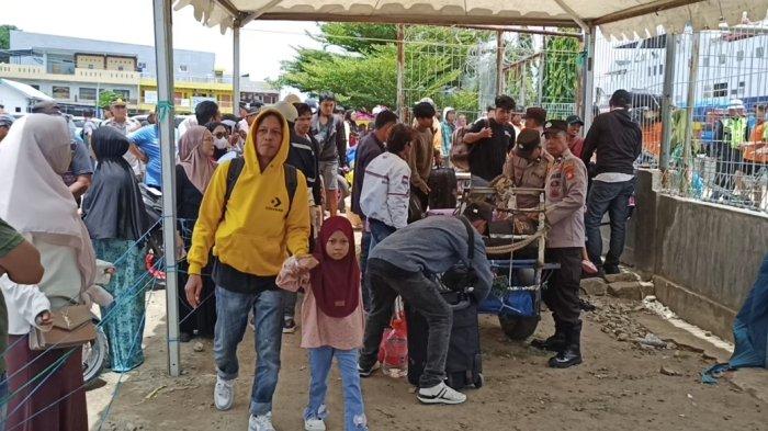 MUDIK IDUL FITRI 2025. Kepadatan penumpang dari Kalimantan saat turun di Pelabuhan Nusantara, Selasa (18/3/2025). Penumpang mengaku mudik lebih awal untuk menghindari kepadatan.