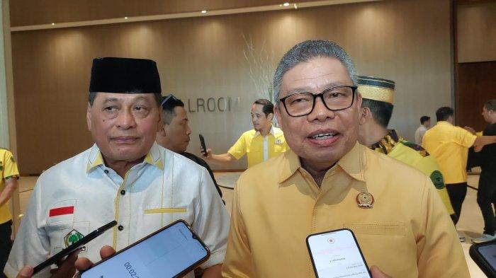 GOLKAR SULSEL  - Nurdin Halid dan Taufan Pawe usai silaturahmi kader Golkar Sulsel di Hotel Gammara, Jl Metro Tanjung Bunga, Makassar, Sabtu (21/6/2025) siang.
Foto: Erlan Saputra/Tribun‑Timur.com