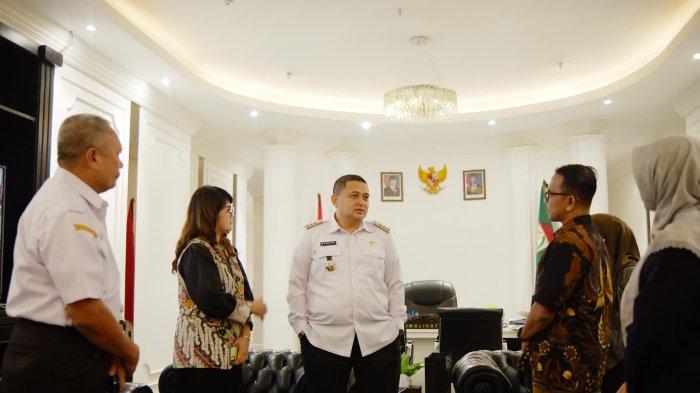 Manajemen PT Taspen (Persero) audiensi dengan Wali Kota Makassar Munafri Arifuddin Ruang Rapat Wali Kota, lt 2 Balaikota Makassar Jl Ahmad Yani, Rabu (12/3/2025).  PT Taspen menawarkan Program perlindungan untuk PPPK Pemkot Makassar.