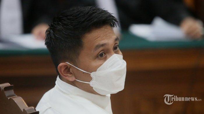 Mantan staf pribadi Ferdy Sambo, Chuck Putranto dituntut dua tahun penjara terkait obstruction of justice atau perintangan penyidikan.