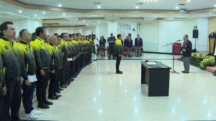 Ketua Umum KONI Marciano Norman mengambil sumpah dan janji Ketua Umum PP Pelti AM Nurdin Halid bersama pengurusnya Rabu (18/7/2024).