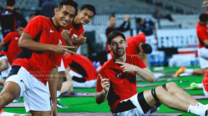 LATIHAN PERDANA- Timnas Indonesia Marselino Ferdinan Philipus bersama Arhan Pratama ikut latihan  perdana skuad Garuda di Stadion Netstrata Jubilee, Sydney pada Selasa, (18/3).Timnas Indonesia akan menghadapi Australia dalam laga ketujuh Grup C Putaran Ketiga Kualifikasi Piala Dunia 2026 Zona Asia di Sydney Football Stadium, Kamis (20/3).