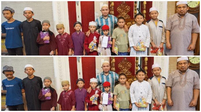 Pemenang lomba Amaliah Ramadhan bersama Ketua Pengurus Masjid HM Takdir HS, M Basri Gaffar, serta Sekretaris Pengurus Masjid HM Takdir HS, M Taslim, usai penerimaan hadiah di Masjid HM Takdir HS, Griya Tata Asri, Jalan Daeng Tata IV, Tamalate, Makassar, Senin (8/4/2024) malam.