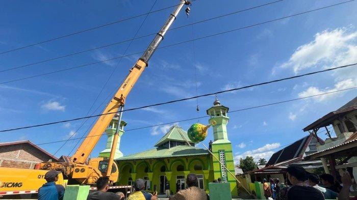 Pengurus Masjid Jami Rahmat Desa Borong Loe saksikan pemasangan kubah masjid tersebut, Jumat (2/2/2024). Alat berat untuk memasang kubah masjid berkat Huadi Group, perusahaan smelter di Bantaeng.
