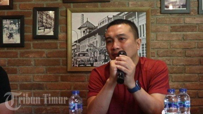 Mata Sadikin Aksa berkaca-kaca saat menceritakan tentang dua sosok penting untuk Makassar, Andi Darrusalam dan Arifin Panigoro. Hal itu disampaikan Sadikin Aksa saat jumpa pers terkait perkembangan PSM Makassar di salah satu cafe yang ada di Jl Bontolempangan Makassar, Rabu (20/12/2023).