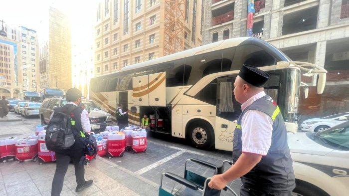 Maulana Akbar, mahasiswa semester VII Fakultas Syariah Universitas Islam Madinah sambut jemaah di lobi Hotel Sidrat Al Madinah, Selasa (11/7/2023) siang.