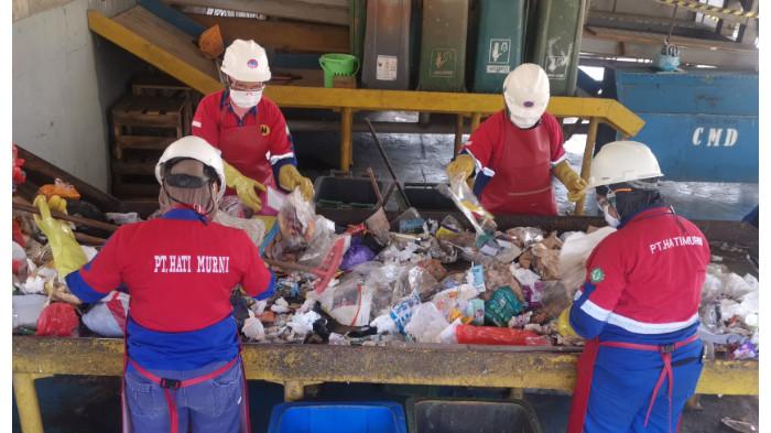 SAMPAH - Pekerja memilah dan mengolah sampah di Segregation PT Vale Indonesia di Sorowako, Jumat (25/7/2025). Segregatian merupakan pusat pengolahan sampah berkapasitas hingga 30 ton.