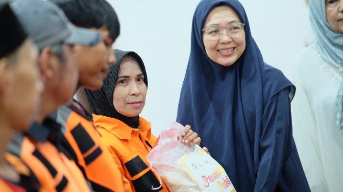 BANTUAN SEMBAKO -  Ketua TP PKK Kota Makassar, Melinda Aksa, menyerahkan bantuan sembako kepada petugas kebersihan di Masjid Cheng Hoo Tanjung Bunga, Kecamatan Tamalate, Minggu (9/3/2025). Aksi sosial ini dilakukan bersama Permabudhi Sulawesi Selatan (Sulsel). 