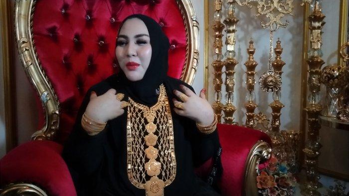 Mira Hayati dengan senyum ramah di tengah kerumunan orang