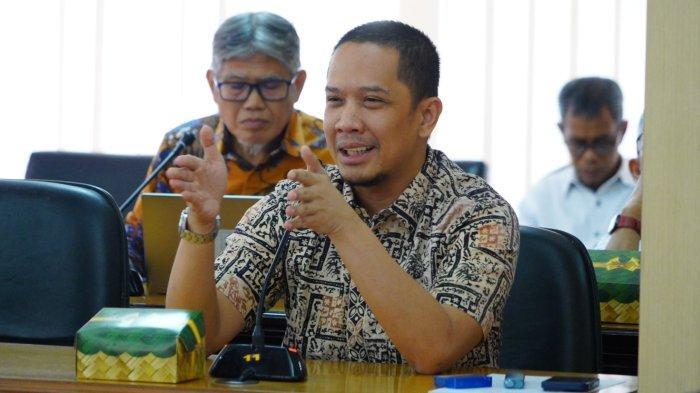 RAPAT KERJA - Anggota DPRD Sulsel Fraksi Nasdem Mizar Roem menyoroti pendapatan daerah dalam rapat panitia Panja LKPJ Gubernur dengan Kepala Bapenda Sulsel di gedung DPRD Sulsel, Makassar, Rabu (7/5/2025). Mizar Roem mendesak copot Kepala Bapenda Sulsel Reza Faisal Saleh.