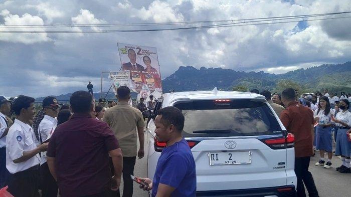 Mobil MPV Toyota Kijang Innova Zenix berplat RI 2 yang ditumpangii Wapres Gibran Rakabuming dalam kunjungan kerjanya ke Toraja, Sulsel, Rabu (13/11/2024) hari ini.