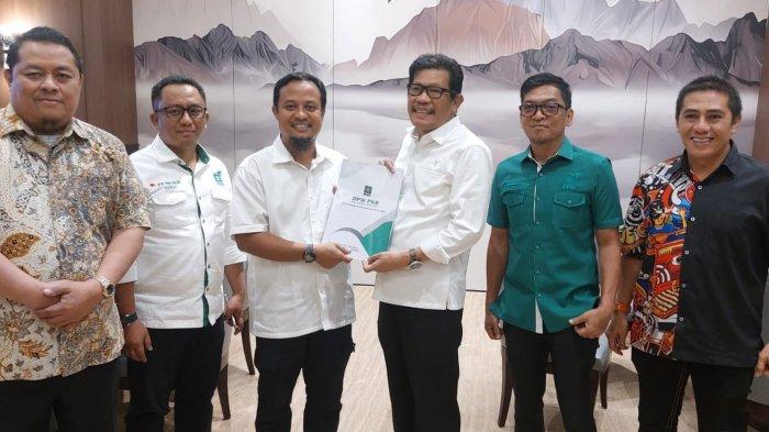 Momen Andi Sudirman Sulaiman serahkan berkas pendaftaran Bacagub Sulsel ke PKB Sulsel di Hotel Claro Makassar, Senin (15/7/2024).