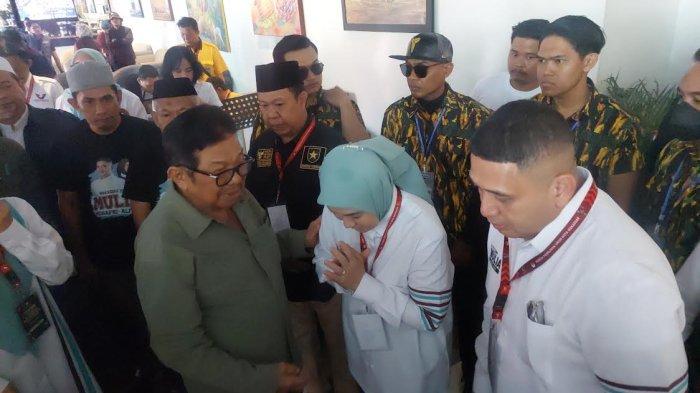 Momen Appi-Aliyah salami Aksa Mahmud di Hotel Aryaduta Makassar, Kamis (29/8/2024) pagi.