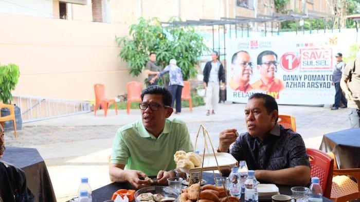 Momen Calon Wakil Gubernur Sulawesi Selatan Azhar Arsyad duduk berdampingan Mahmud Yusuf di Kabupaten Sidrap, Minggu (29/9/2024) pagi.