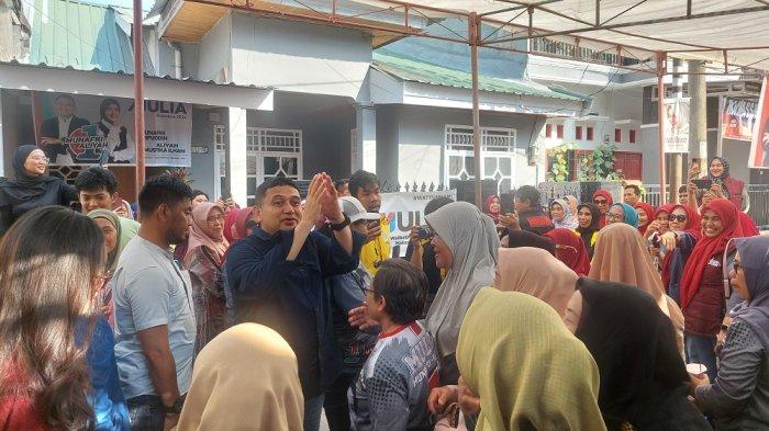 Momen Calon Wali Kota Makassar Munafri Arifuddin sapa ratusan warga Kelurahan Minasa Upa, Kecamatan Rappocini, Makassar, Jumat (11/10/2024) sore.