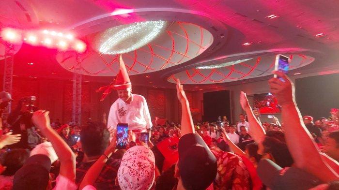 Momen Capres nomor urut 3 Ganjar Pranowo bakar Semangat Pendukung saat Kampanye di UpperHills Convention Hall, Makassar, Selasa (30/1/2024) siang.