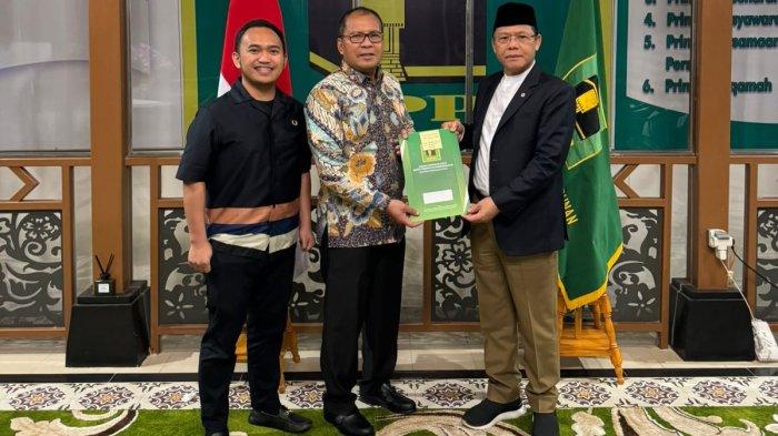 Momen Danny Pomanto terima surat rekomendasi dari Ketum PPP Mohamad Mardiono. Penyerahan surat tugas itu kediaman Mardiono, kawasan Permata Hijau, Jakarta Selatan, pada Kamis (18/7/2024) malam.