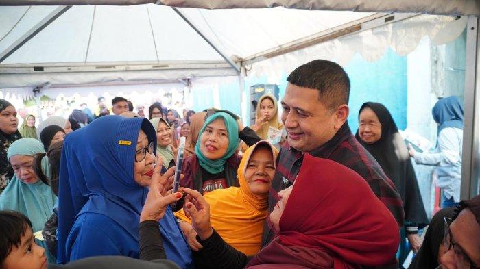 Momen Calon Wali Kota Makassar, Munafri Arifuddin diserbu emak-emak kala kampanye dialogis di Kelurahan Karuwisi, Kecamatan Panakkukang, Selasa (5/11/2024) sore.