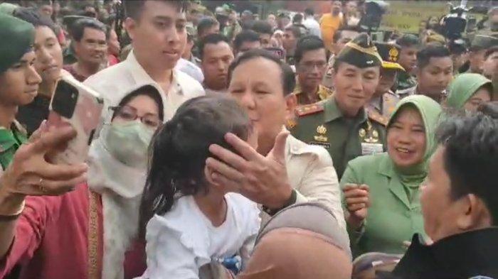 Prabowo Subianto Cium Anak Kecil dan Foto Bersama Warga Usai Hadiri