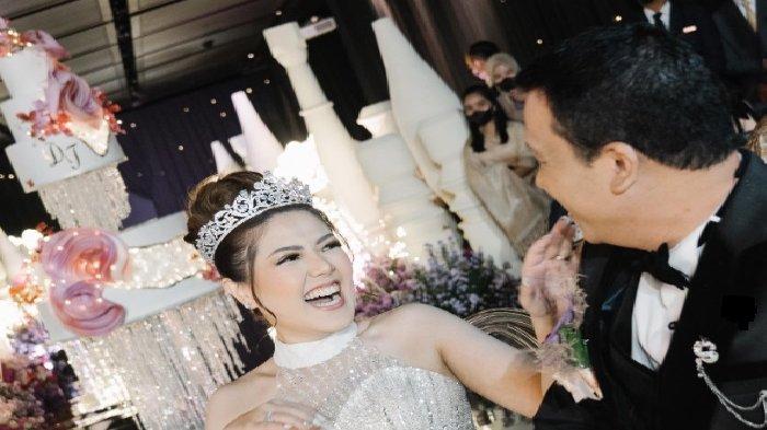 Momen pernikahan Tina Toon dengan Daniel.