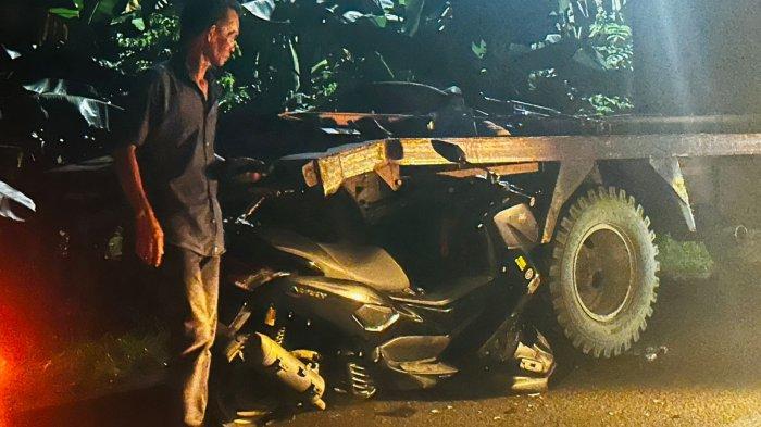 Sebuah motor Yamaha Nmax hitam menabrak belakang truk yang sedang parkir di Jalan Poros Bone-Sinjai Dusun Bulu Desa Corawali Kecamatan Barebbo Kabupaten Bone, Sabtu (29/4/2023) pukul 18.45 Wita.
 