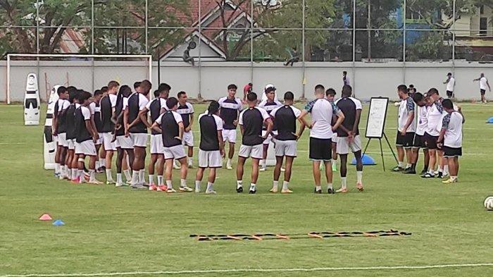 Mufli Hidayat dan Sutlhan Zaky bergabung latihan PSM Makassar di Stadion Kalegowa, Jl Poros Pallangga, Kecamatan Pallangga, Kabupaten Gowa, Rabu (7/8/2024).