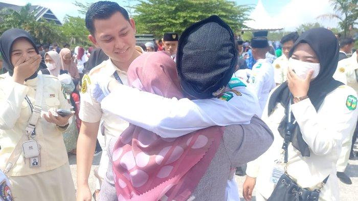 Anggota Paskibra Kabupaten Luwu, Sulawesi Selatan Muh Talib dipeluk ibu usai insiden sepatu copot saat bertugas mengibarkan bendera merah putih di Lapangan Andi Djemma, Kota Belopa, Sulsel.