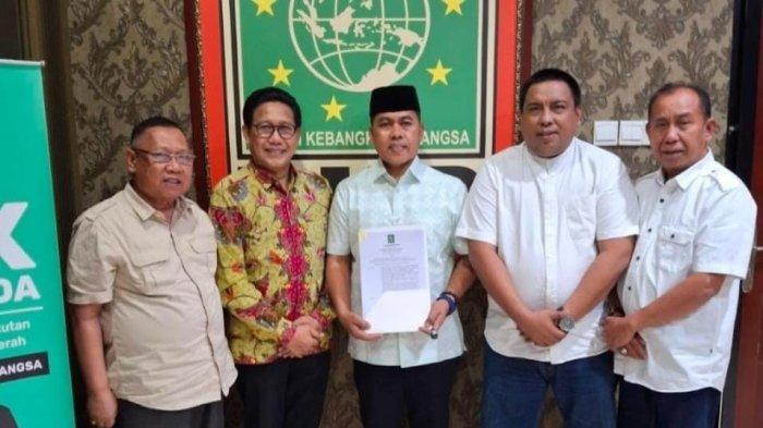  Muhaimin Iskandar serahkan SK Usungan PKB kepada Andi Rosman sebagai Bakal calon Bupati di Pilkada Wajo 2024, penyerahan berlangsung di Kantor DPP PKB di Jakarta, Selasa (16/7/2024).
