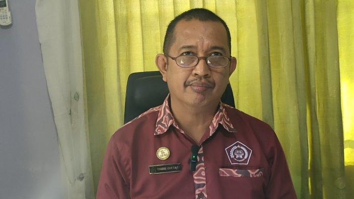 NIKAH dI KUA - Kepala Seksi Pembinaan Masyarakat (Binmas) Islam Kemenag Enrekang, Muhammad Askar yang ditemui di ruangannya di Kantor Kemenag Enrekang, Jl. Sultan Hasanuddin No.141, Kelurahan Puserren, Kecamatan Enrekang, Kabupaten Enrekang, Sulawesi Selatan, Rabu (12/3/2025). Askar menyebutkan jika salah satu persyaratan tambahan calon pengantin yang ingin menikah di KUA yakni membawa surat keterangan tidak mampu dari Kelurahan atau Desa. 