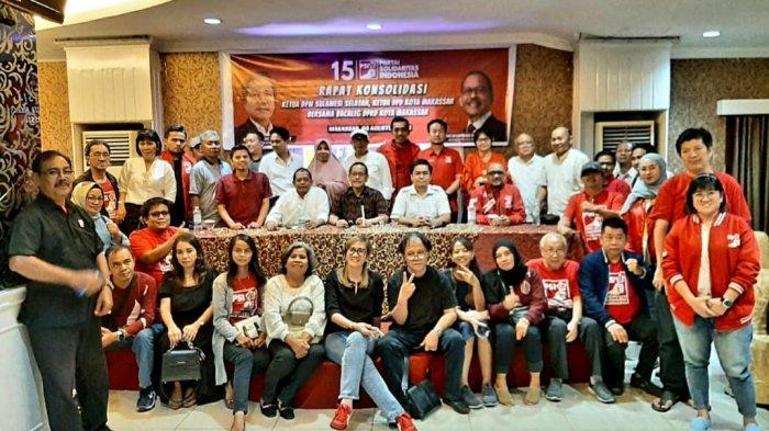 Ketua DPW PSI Sulsel Muhammad Surya foto bersama pengurus dan bakal calon legislatif PSI untuk DPRD Makassar, Minggu (6/8/2023) malam. Foto bersama seusai rapat konsolidasi di Restoran Runtono, Jl Gunung Bawakaraeng, Makassar.