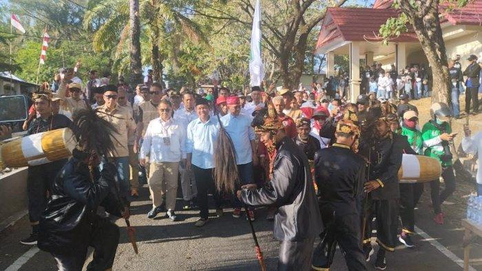 Pasangan Muhammad Zaini-Prof Bakhtiar Tijjang diarak Tari Pa'Jaga menuju KPU Parepare, Jl Bumi Harapan, Bumi Harapan, Kecamatan Bacukiki Barat, Kota Parepare, Sulawesi Selatan, Kamis (29/8/2024).