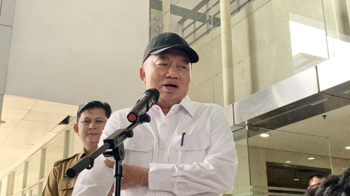 GUBERNUR MUHIDIN - Muhidin usai menjalani pemeriksaan kesehatan di Kantor Kementerian Dalam Negeri (Kemendagri), Jakarta Pusat, Senin (17/2/2025). Muhidin telah dilantik sebagai Gubernur Kalimantan Selatan.